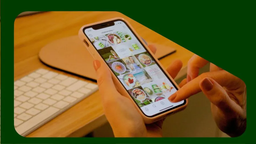 Mulher mexendo no instagram da marca