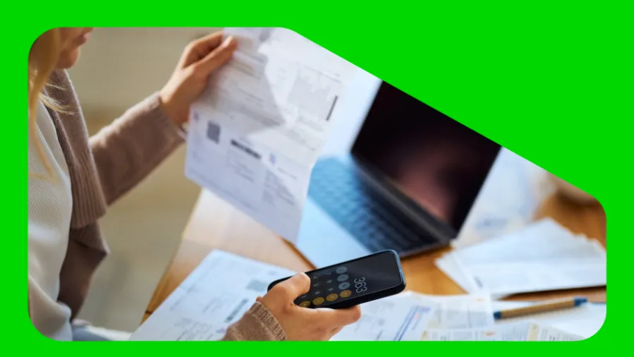 Mulher fazendo cálculos da empresa