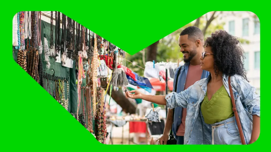 Pessoas comprando acessórios na feira