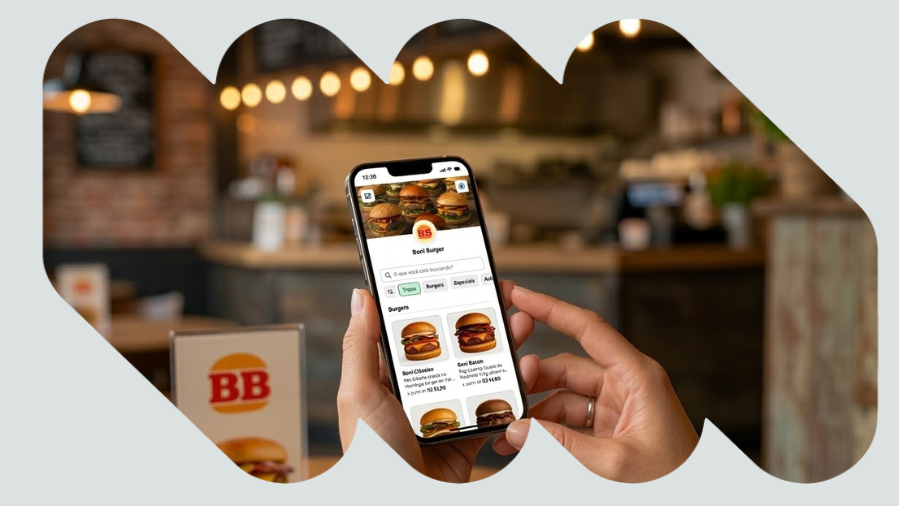 Pessoa olhando catálogo online de hamburgueria em celular