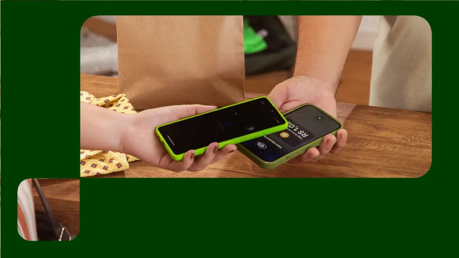 Empreendedor fazendo vendas com o celular, usando o tapton