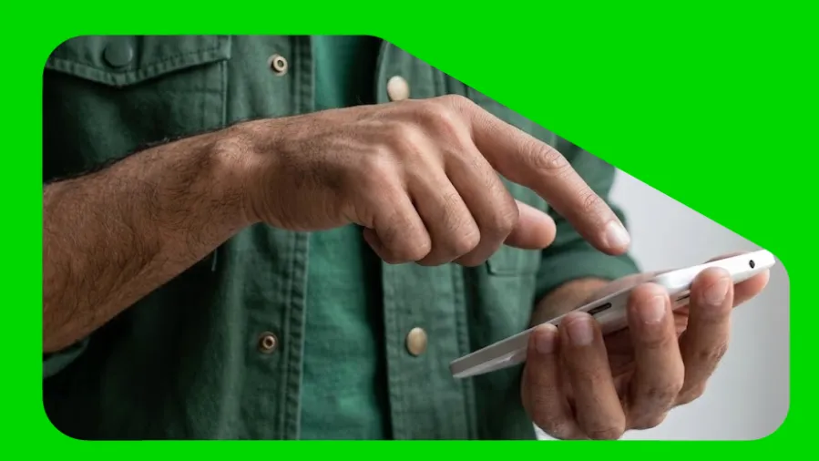 Homem mexendo no celular abrindo conta MEI