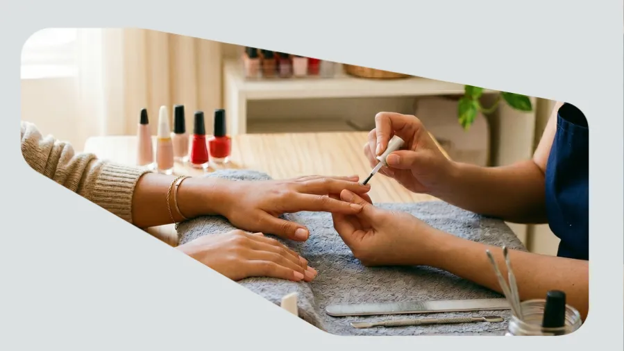 cliente pintando as unhas na manicure