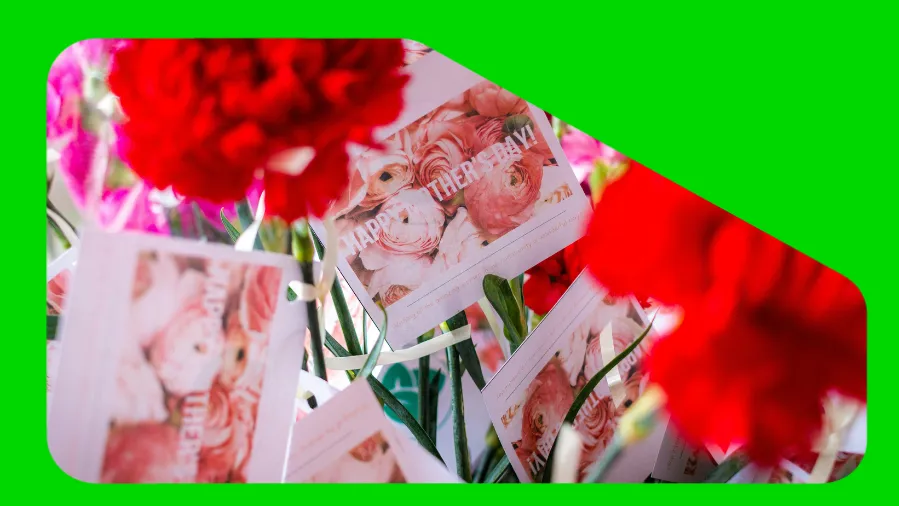 Flores com cartão de Dia das Mães