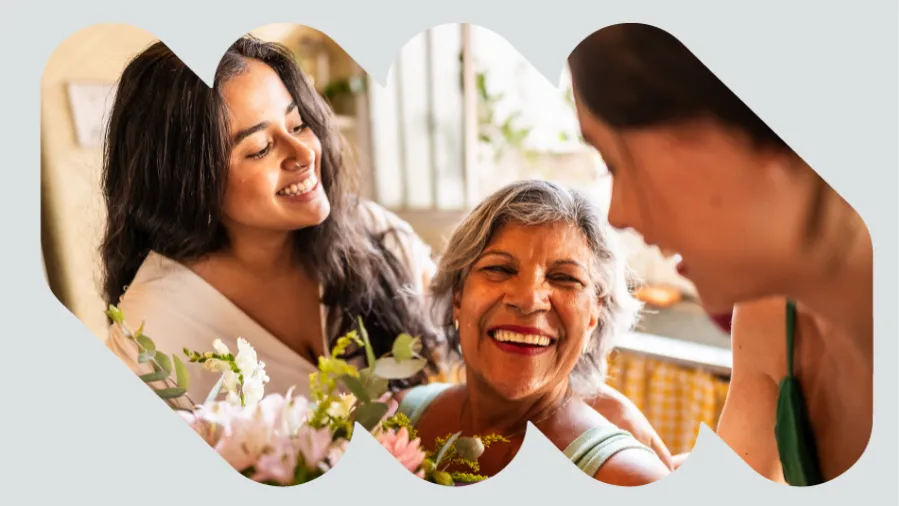Filhas dando um buquê para a mãe, em comemoração ao dia das mães
