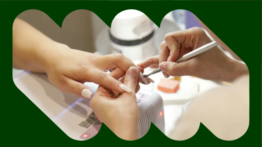 Pessoa fazendo as unhas na manicure