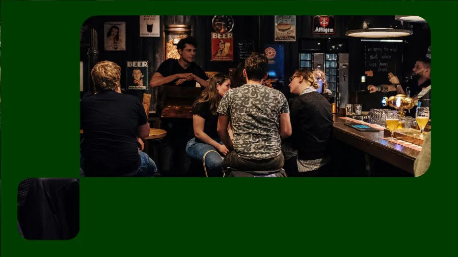 pessoas em um happy hour no bar