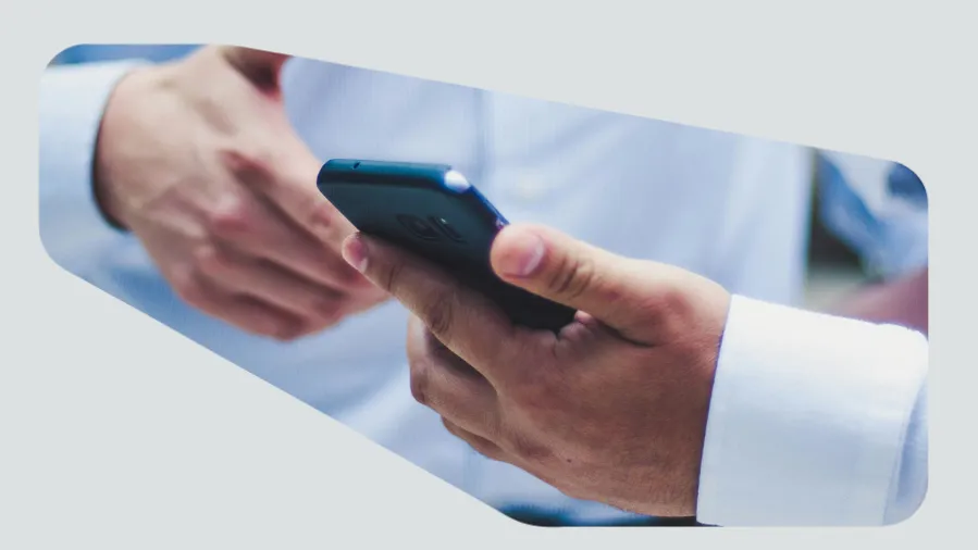Pessoas olhando a conta digital no celular