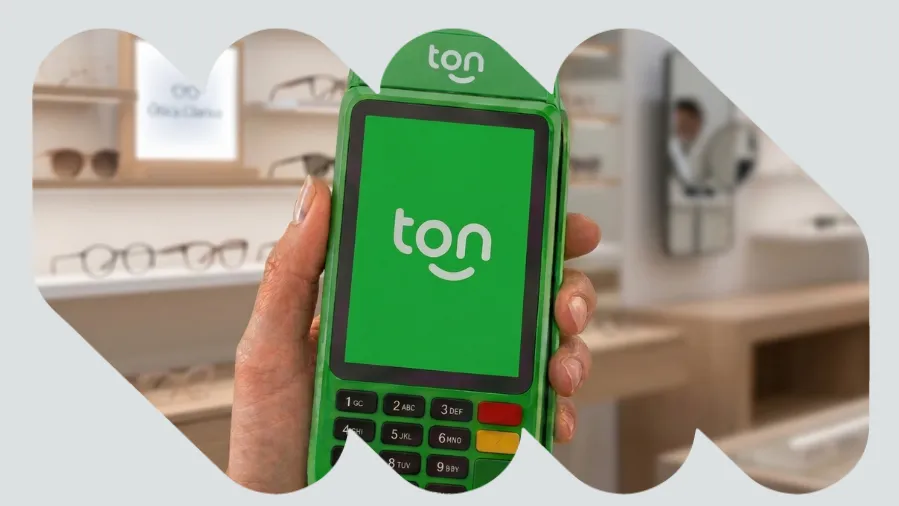 Empreendedor segurando a maquininha do Ton