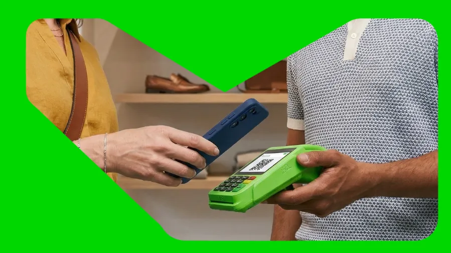 Cliente pagando por QR Code pix na maquininha Ton