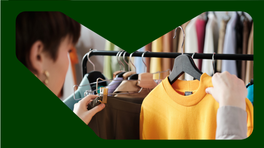 cliente vendo roupas