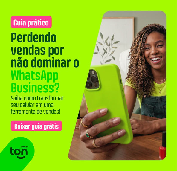 empreendedora usando o whatsapp business