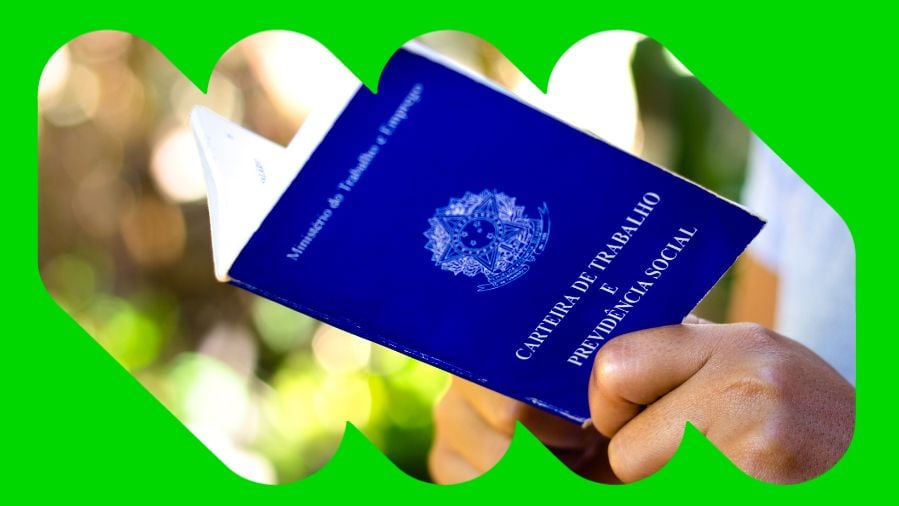 CLT segurando a carteira de trabalho